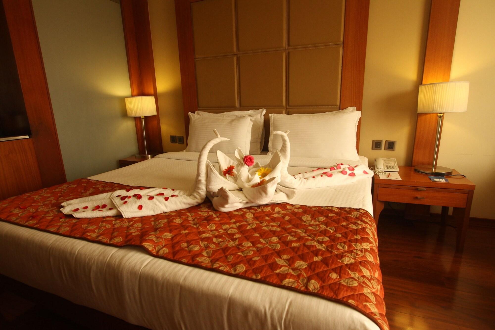 The Cambay Grand Hotel Ahmedabad Exterior foto