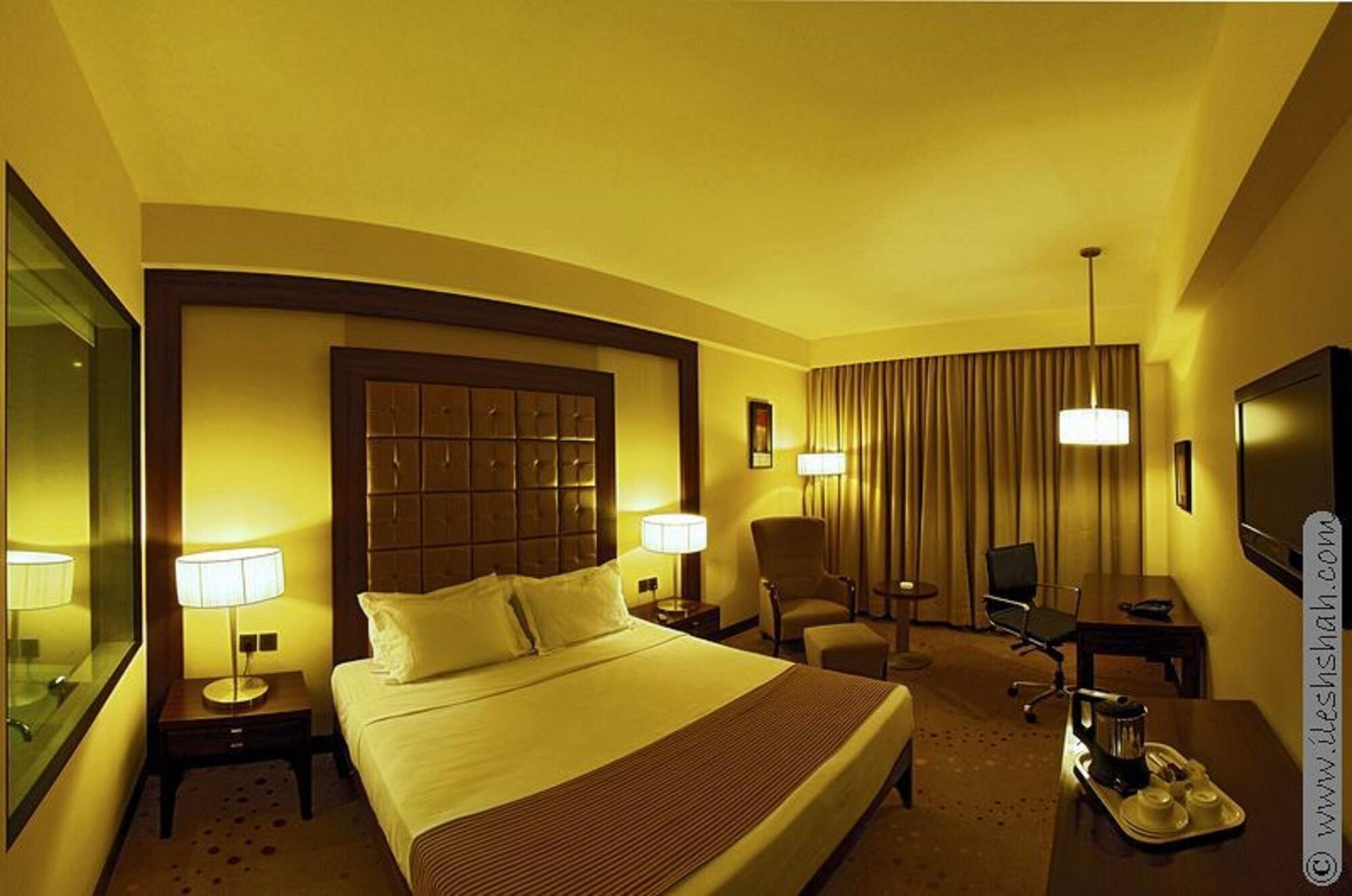 The Cambay Grand Hotel Ahmedabad Exterior foto