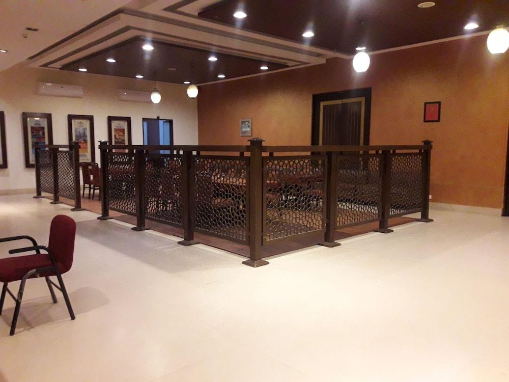 The Cambay Grand Hotel Ahmedabad Exterior foto