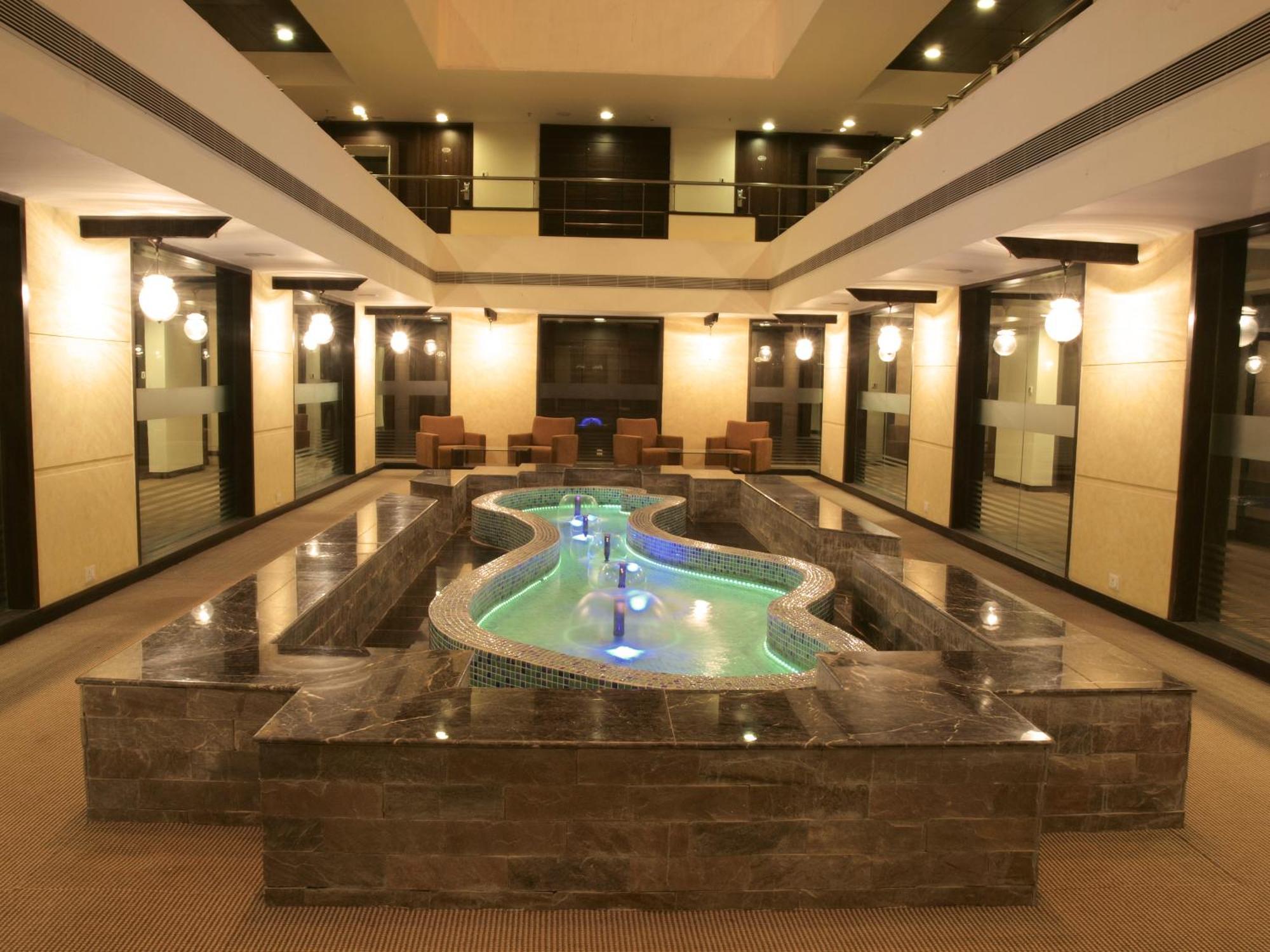 The Cambay Grand Hotel Ahmedabad Exterior foto