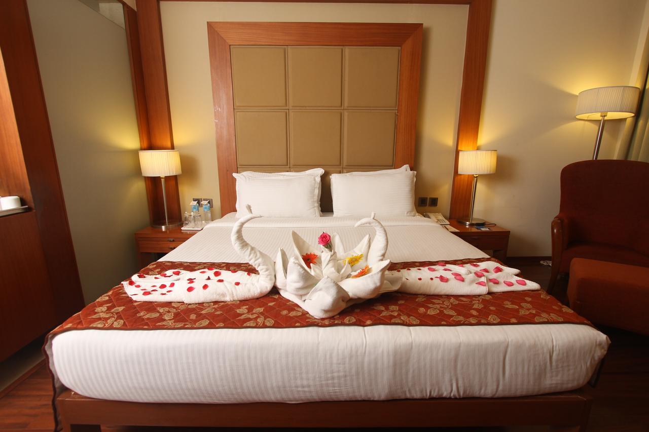 The Cambay Grand Hotel Ahmedabad Exterior foto