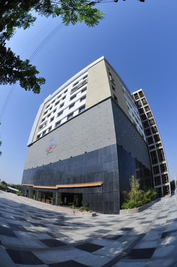 The Cambay Grand Hotel Ahmedabad Exterior foto