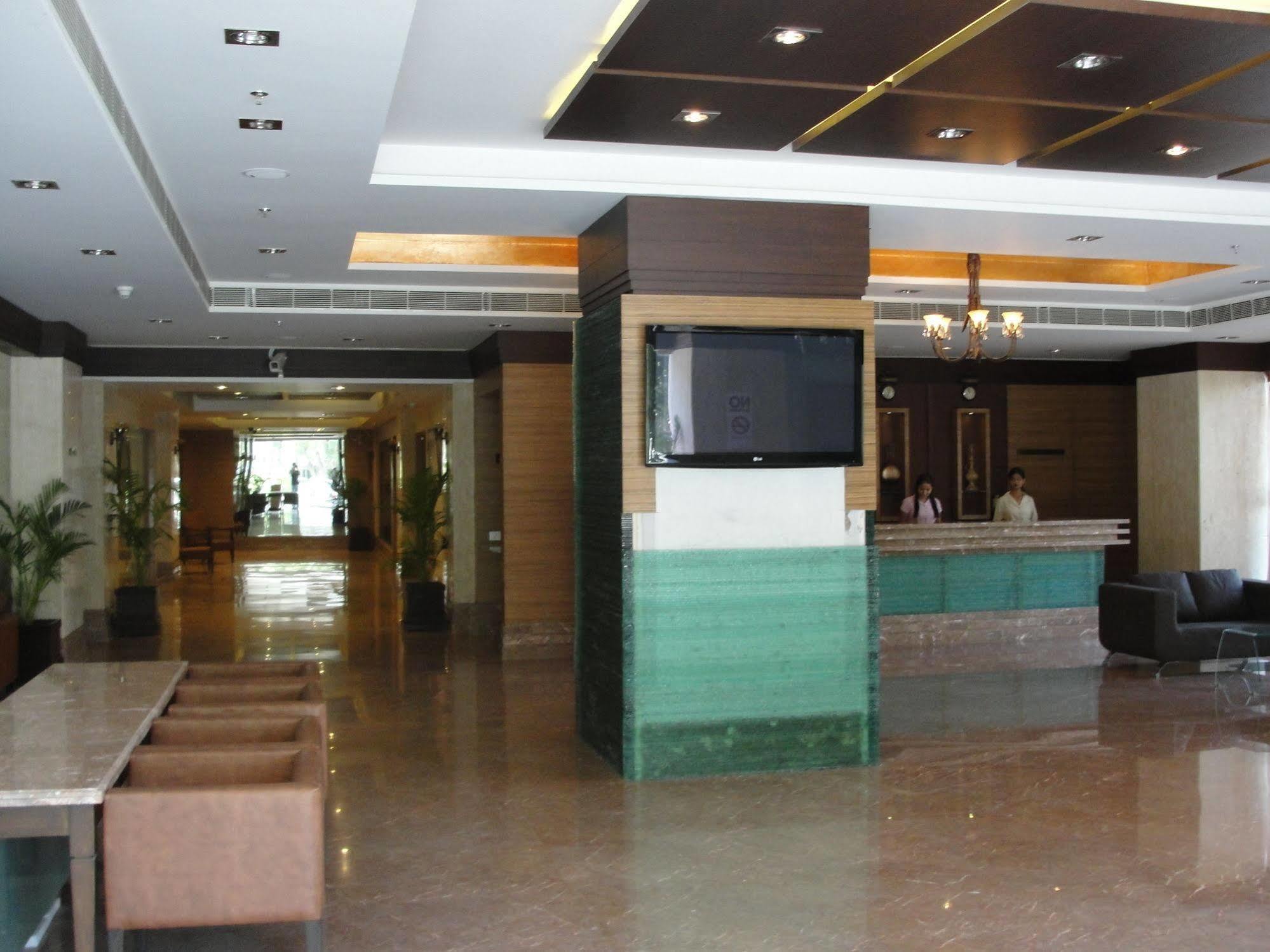 The Cambay Grand Hotel Ahmedabad Exterior foto