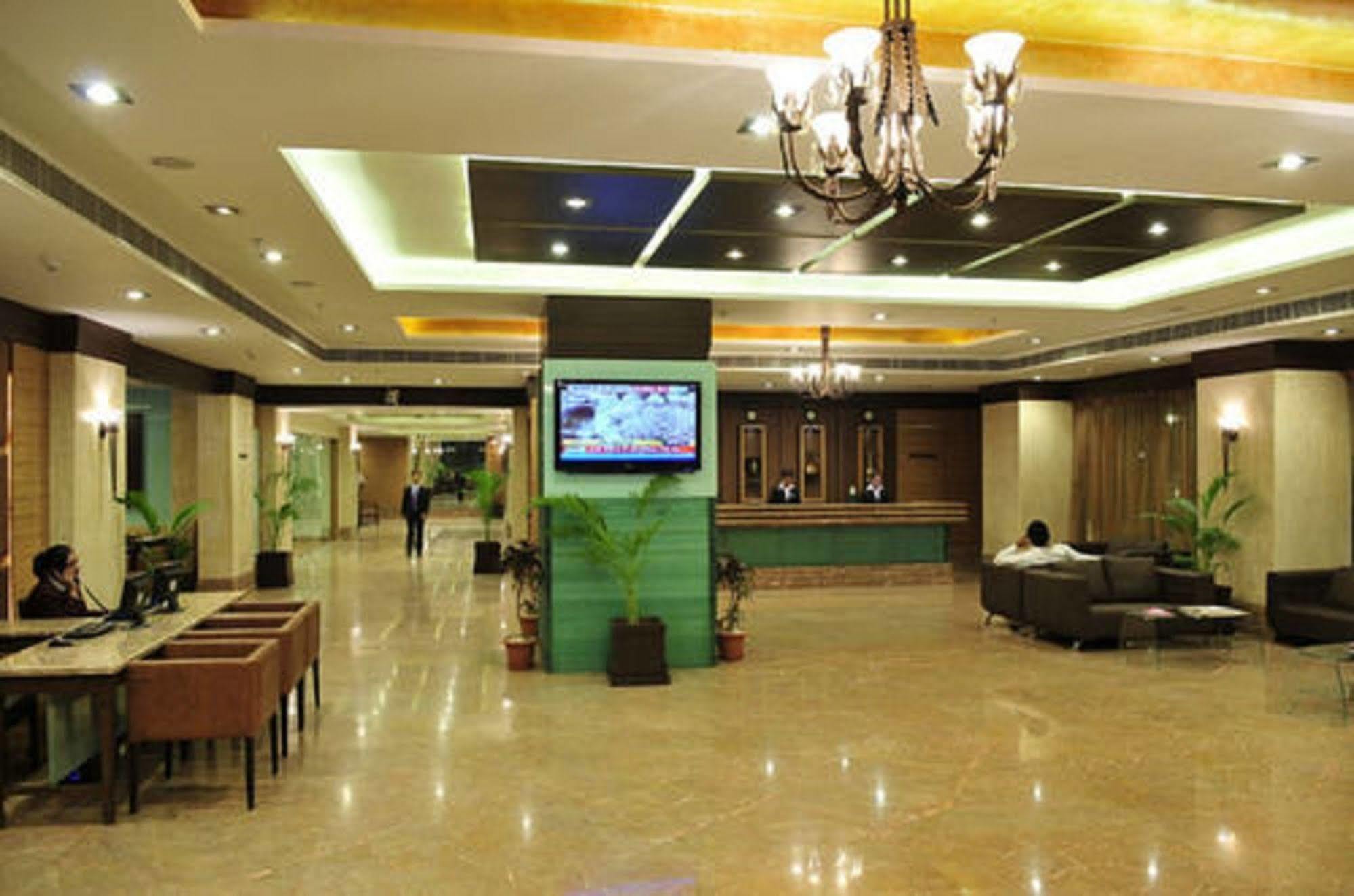 The Cambay Grand Hotel Ahmedabad Exterior foto