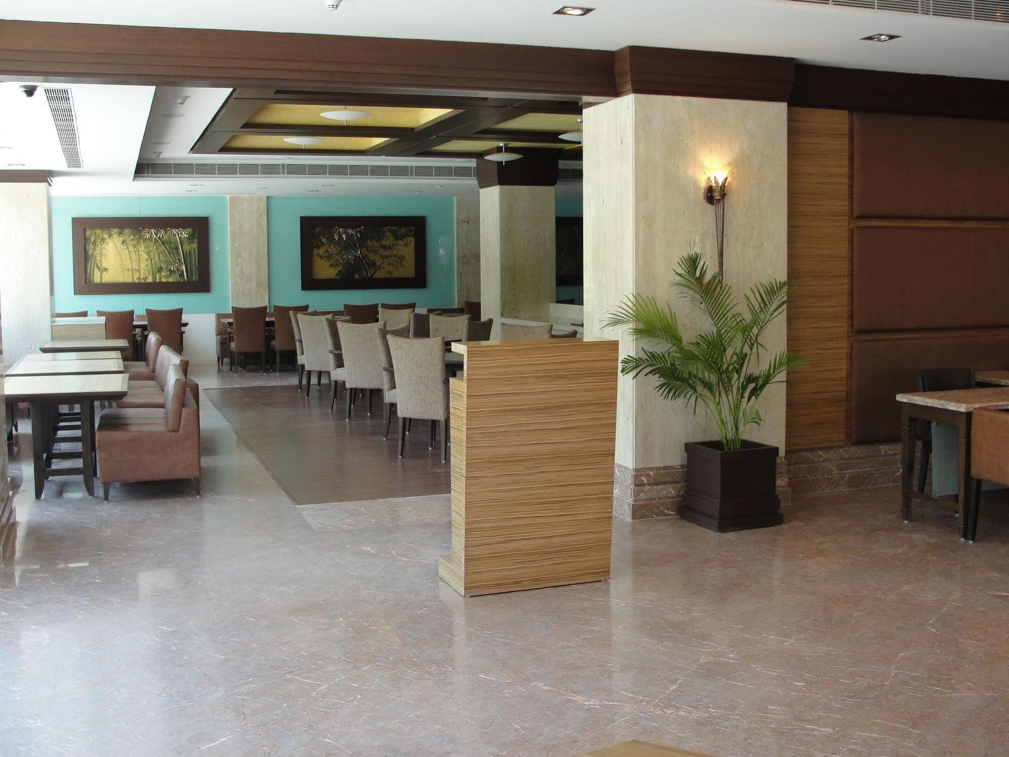 The Cambay Grand Hotel Ahmedabad Exterior foto