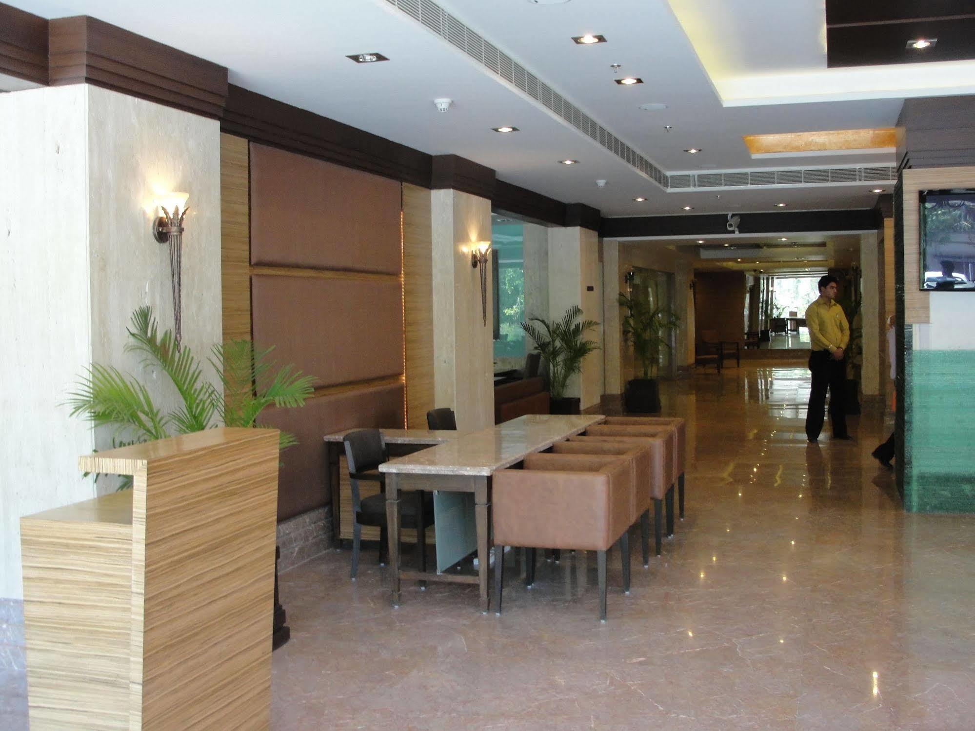 The Cambay Grand Hotel Ahmedabad Exterior foto