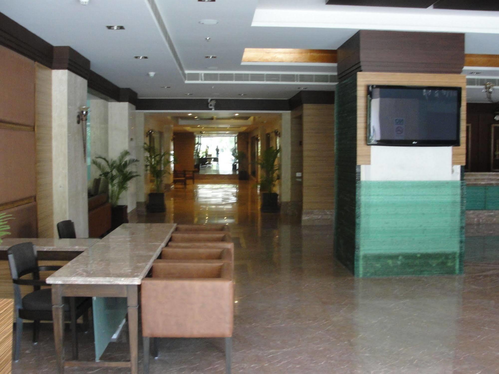 The Cambay Grand Hotel Ahmedabad Exterior foto
