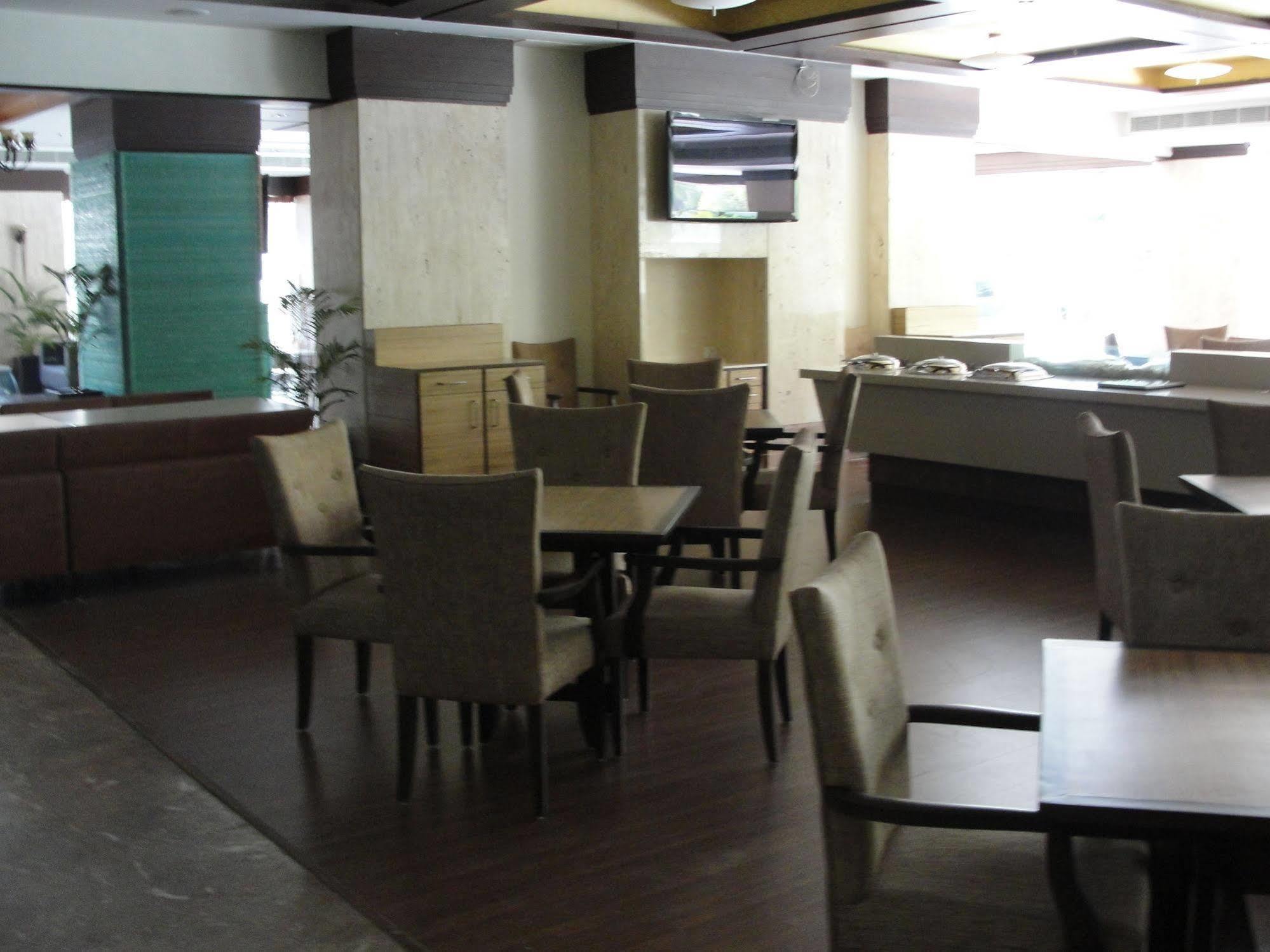 The Cambay Grand Hotel Ahmedabad Exterior foto