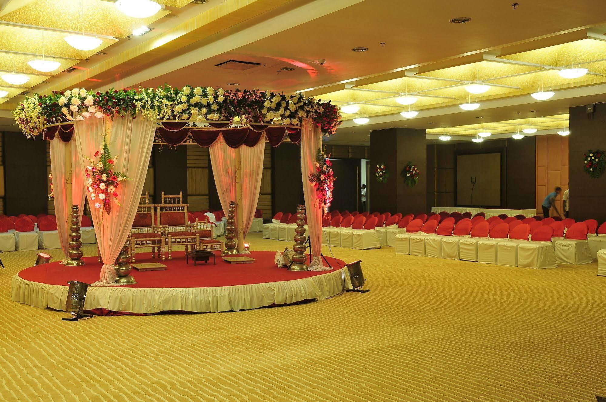 The Cambay Grand Hotel Ahmedabad Exterior foto