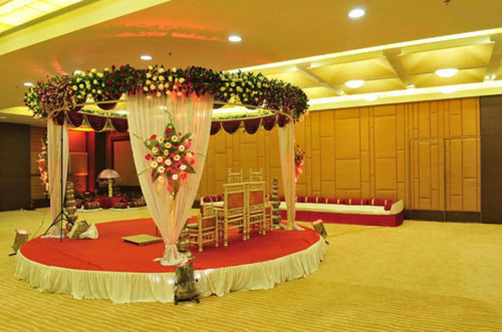 The Cambay Grand Hotel Ahmedabad Exterior foto