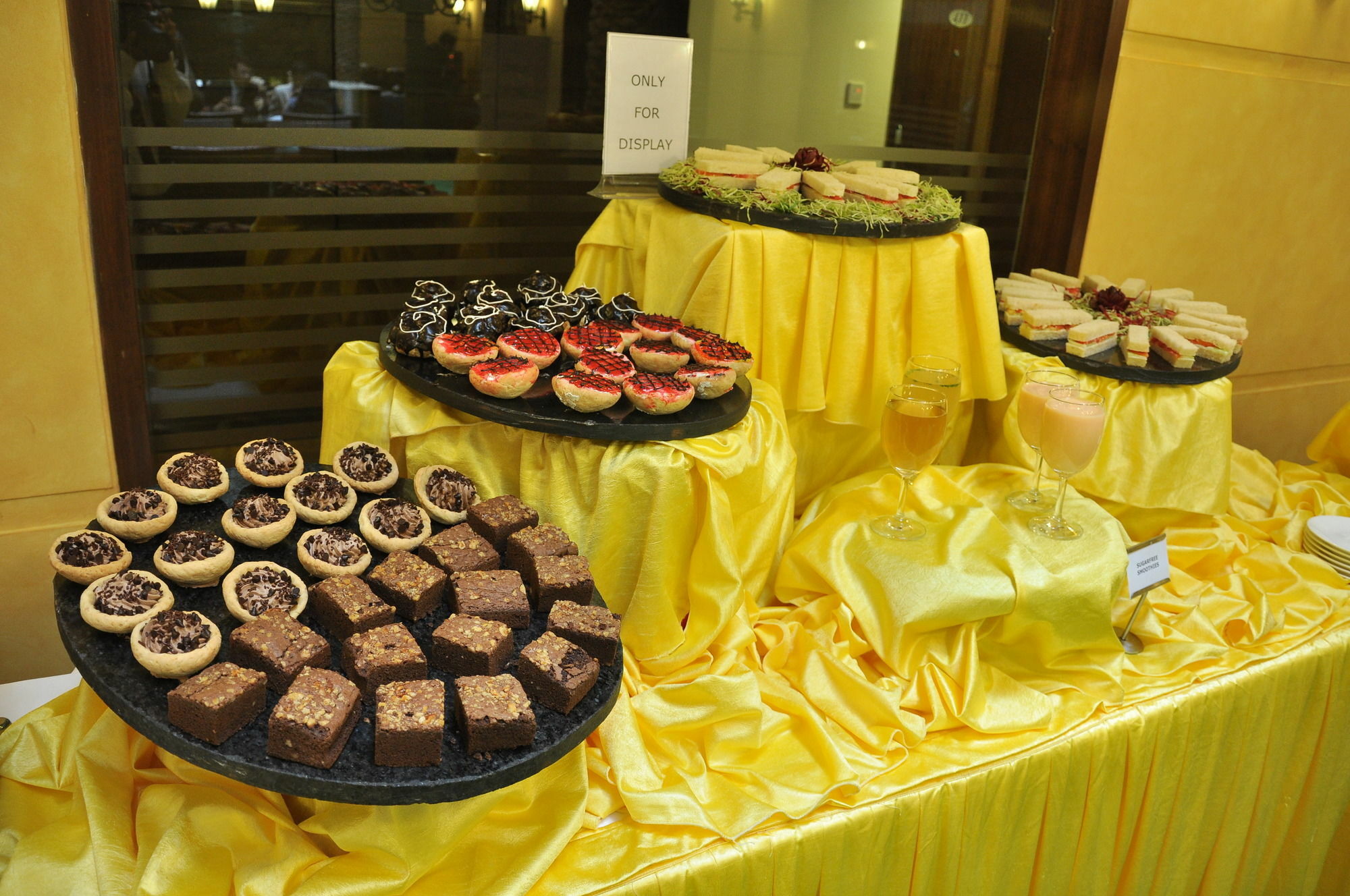 The Cambay Grand Hotel Ahmedabad Exterior foto
